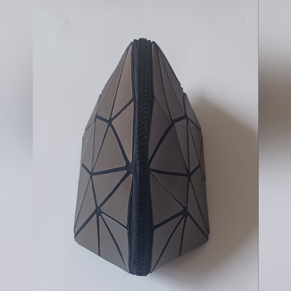 Geometric Burnished Gold & Black Tote Bag w/matching wristlet - Picture 8 of 11